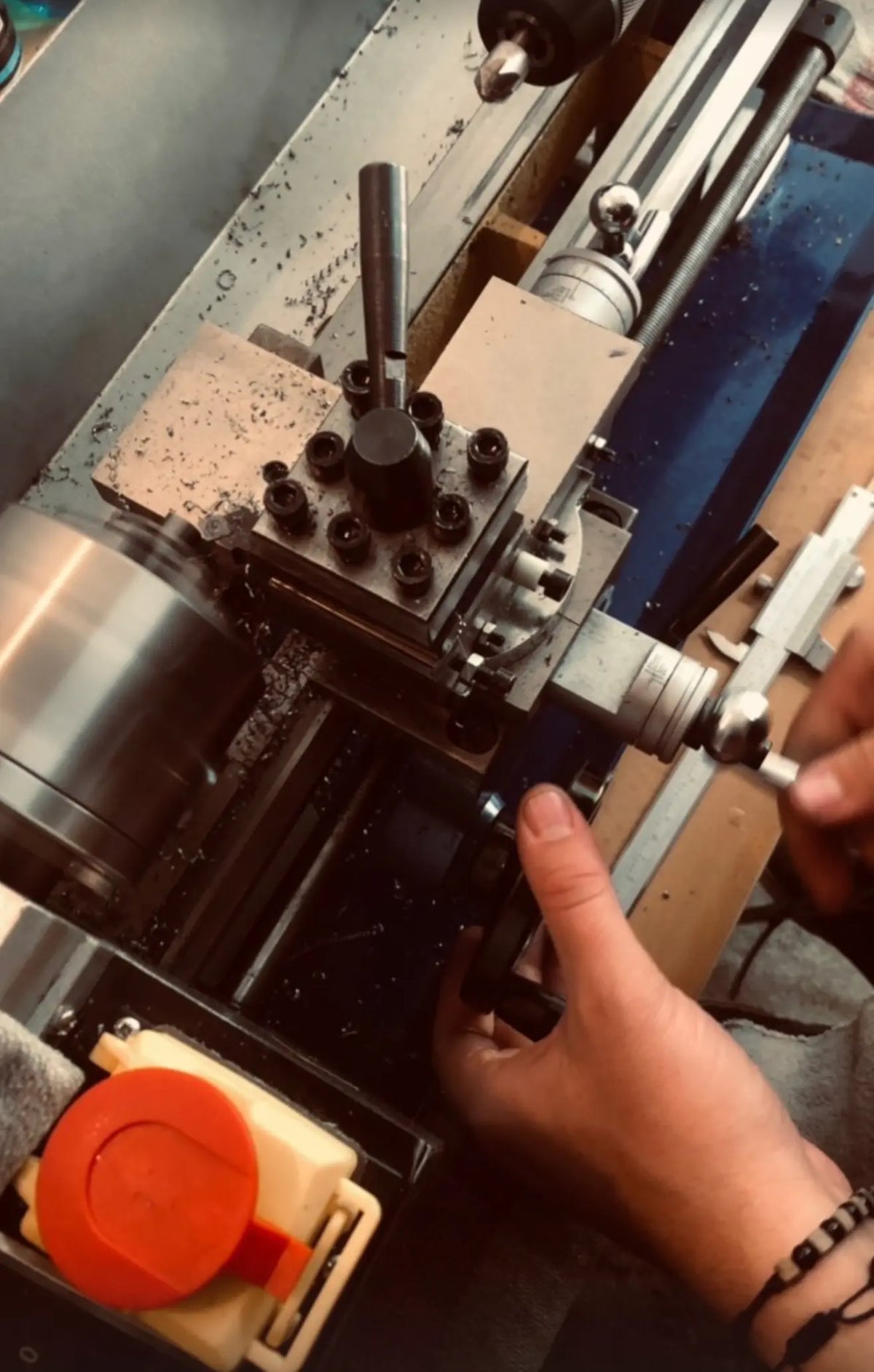 新しいリノカットプレスを手作りする Ritualis Press のスタッフ