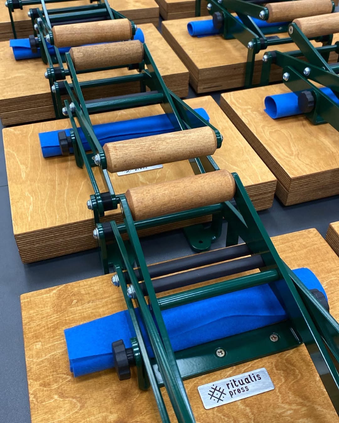 テーブルに並んだ真新しい Ritualis Press リノカットプレス